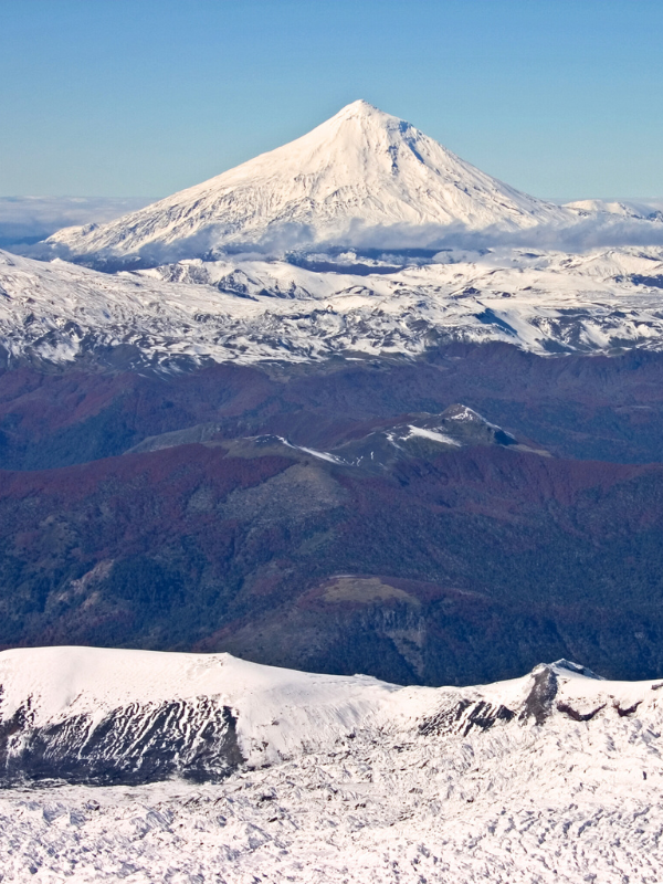 Asenso a Volcán lonquimay en viaje en grupo a patagonia en invierno