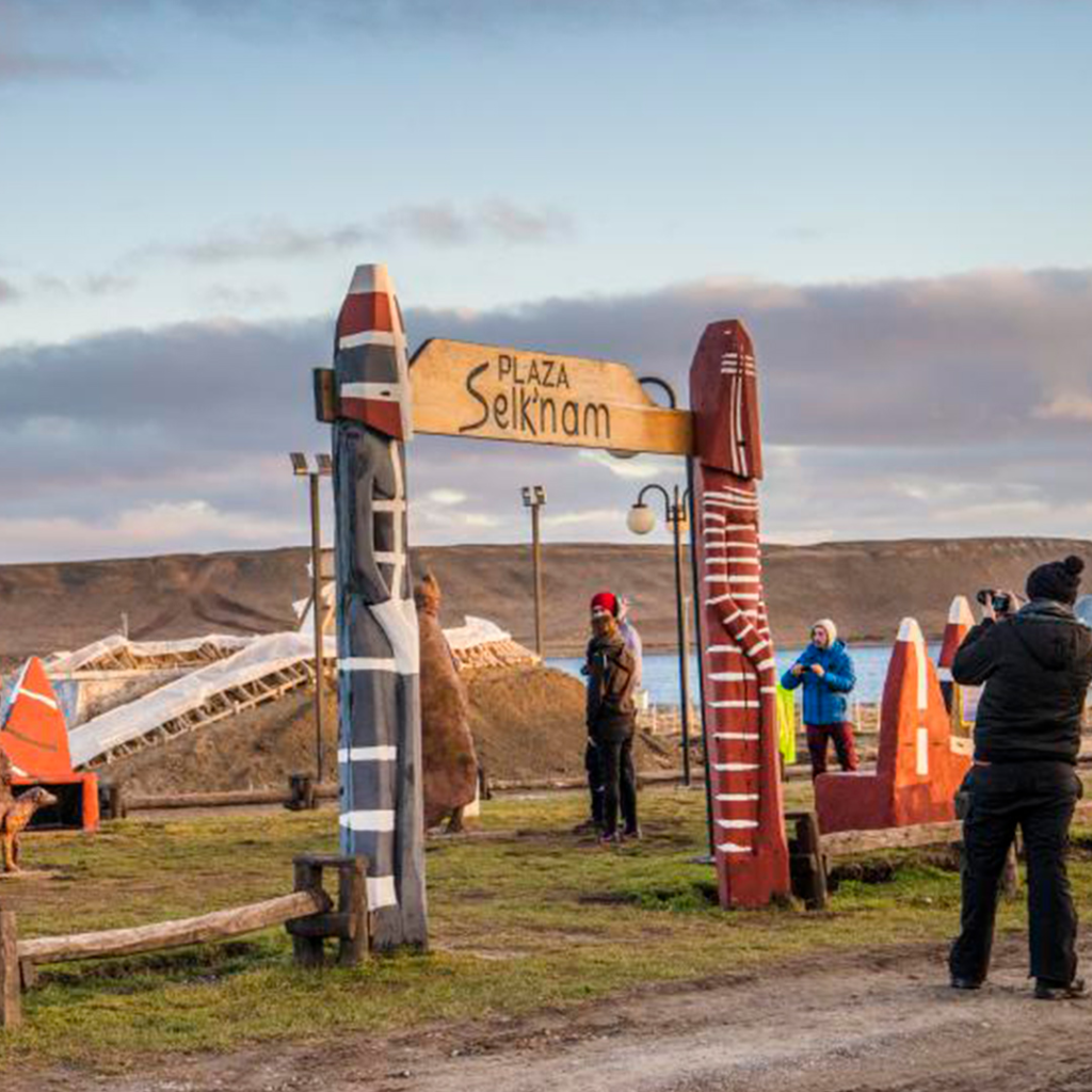 Fotografía actual del lugar de memoria “Plaza Selk’nam” en Tierra del Fuego, Porvenir, Chile. 
