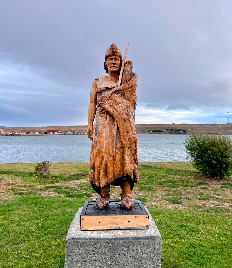 Fotografía actual del lugar de memoria “Plaza Selk’nam” en Tierra del Fuego, Porvenir, Chile. 